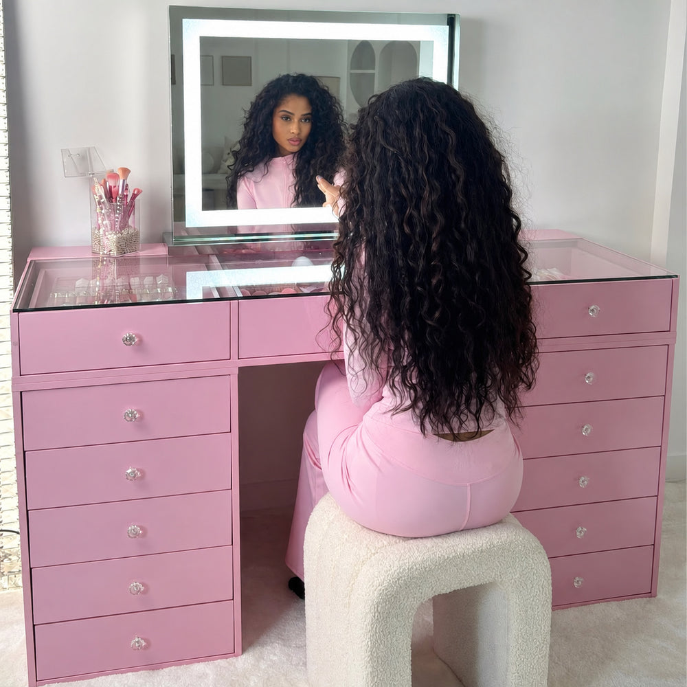 Coiffeuse rose avec 4 tiroirs, dont 2 à plateau vitré