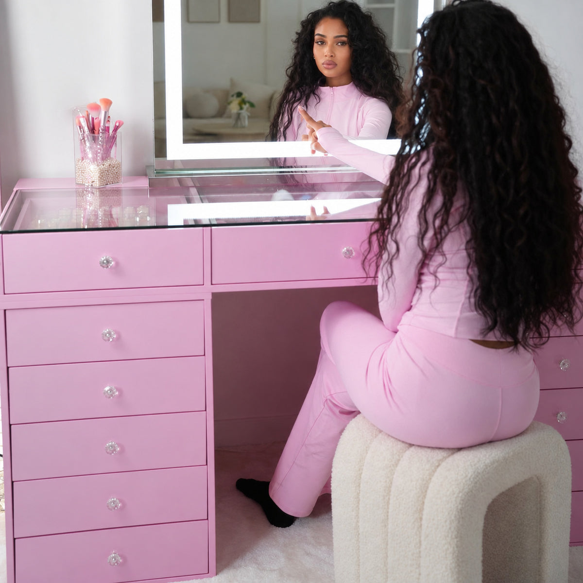 Coiffeuse rose avec 4 tiroirs, dont 2 à plateau vitré