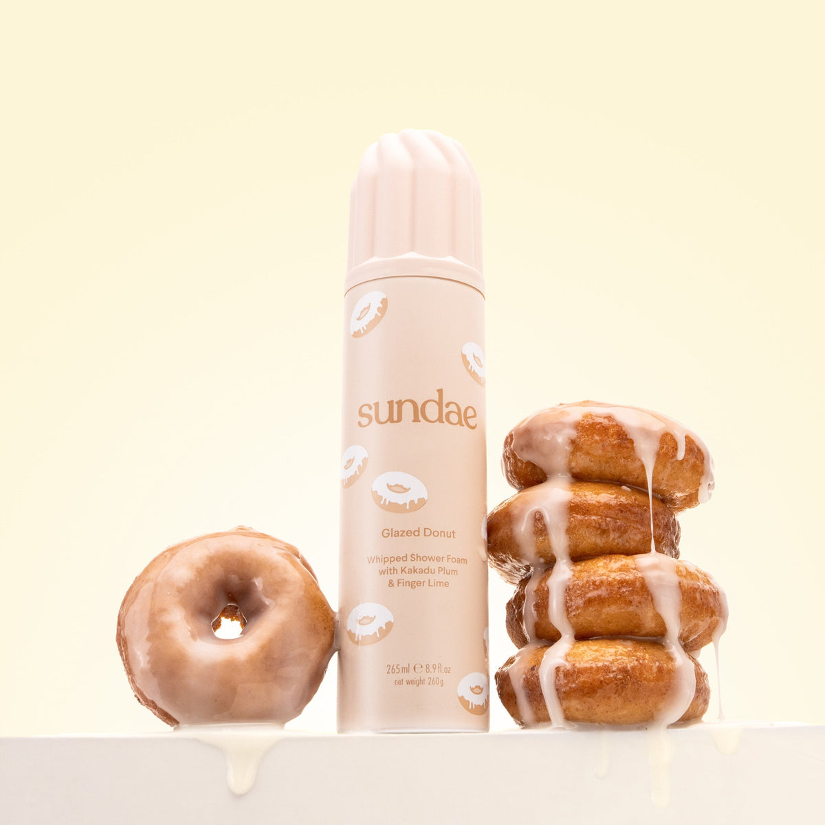 Gel douche moussant Glazed Donut Sundae Body et donuts glacés sur fond jaune pâle